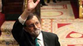 Mariano Rajoy saluda a la bancada popular su último día en el Congreso de los Diputados