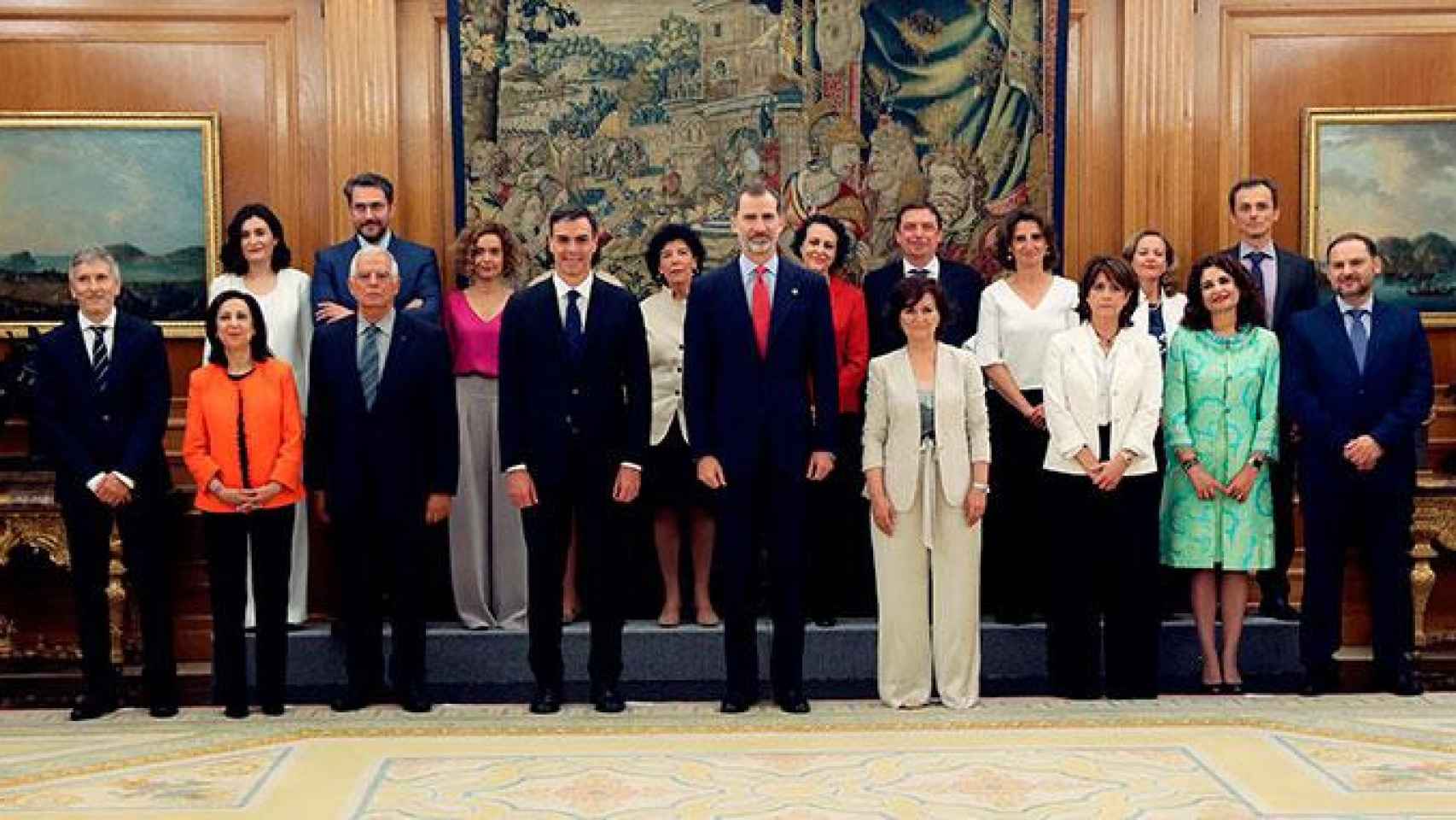 El rey Felipe VI y el presidente del Gobierno, Pedro Sánchez, junto a los ministros tras la toma de posesión de sus cargos / EFE