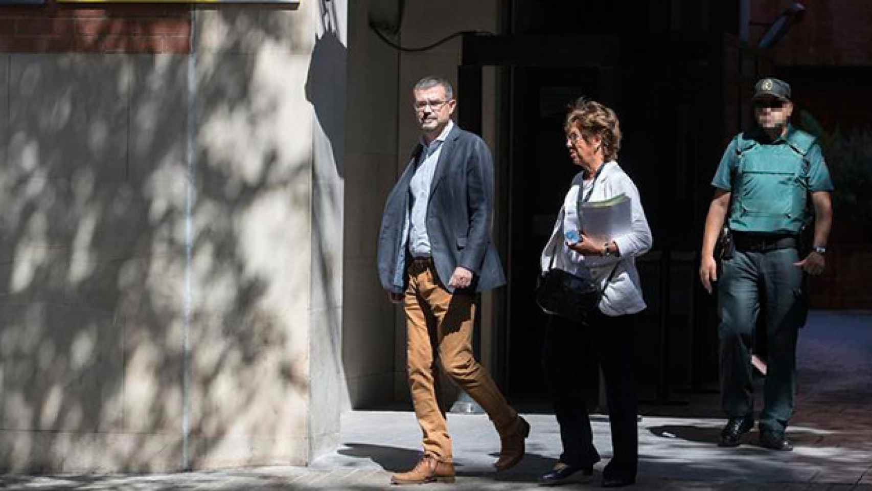El director general de comunicación de la Generalitat, Jaume Clotet, a su salida tras declarar esta mañana ante la Guardia Civil en la Comandancia de Travessera de Grácia (Barcelona) / EFE imputados