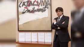 Una foto de Carles Puigdemont posando con cinco citaciones jurídicas
