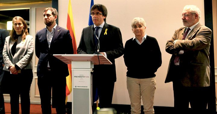Clara Ponsatí (2d), junto a Carles Puigdemont y el resto de exconsejeros de la Generalitat que huyeron a Bruselas, una de las últimas voces que ha pedido frenar la vía unilateral / EFE