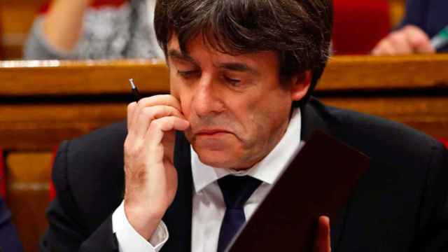 Carles Puigdemont en sus escaños del Parlament / EFE