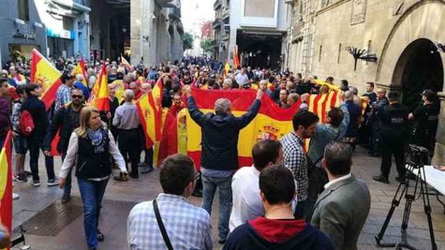 Imagen de la manifestación unionista frente al Ayuntamiento de Lleida / EP