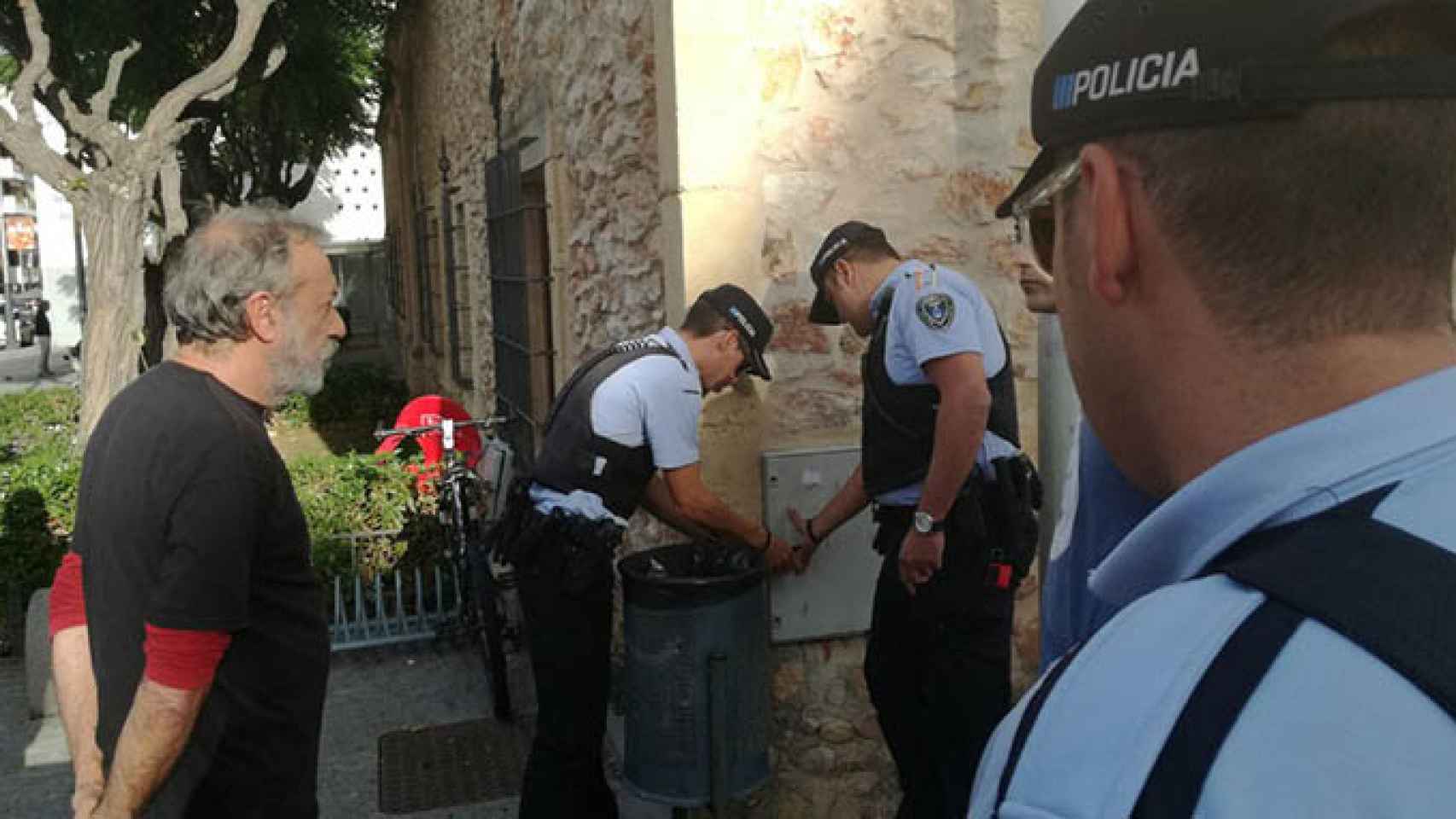 Agentes de la Policía Local de Torredembarra (Tarragona) cortan la luz de la plaza donde la CUP había organizado un mitin de campaña por el referéndum / CUP