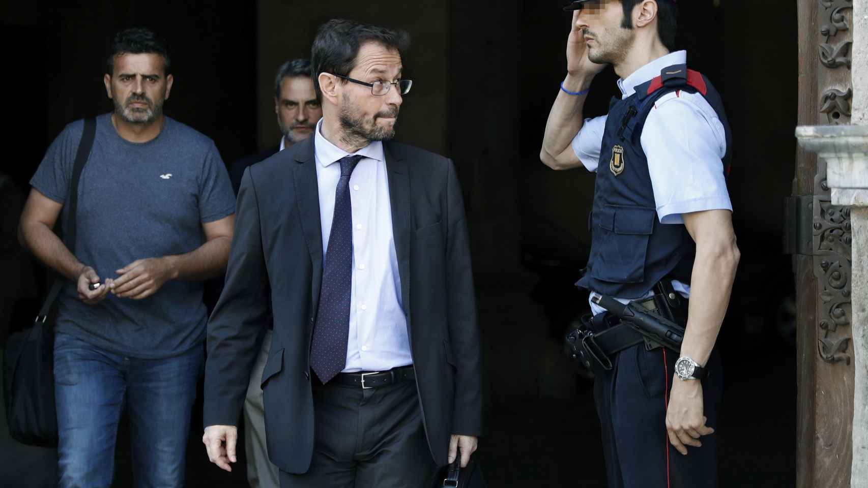 El fiscal anticorrupción José Grinda es saludado por un agente de los Mossos d'Esquadra a su salida de la Generalitat esta tarde / EFE