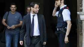 El fiscal anticorrupción José Grinda es saludado por un agente de los Mossos d'Esquadra a su salida de la Generalitat esta tarde / EFE