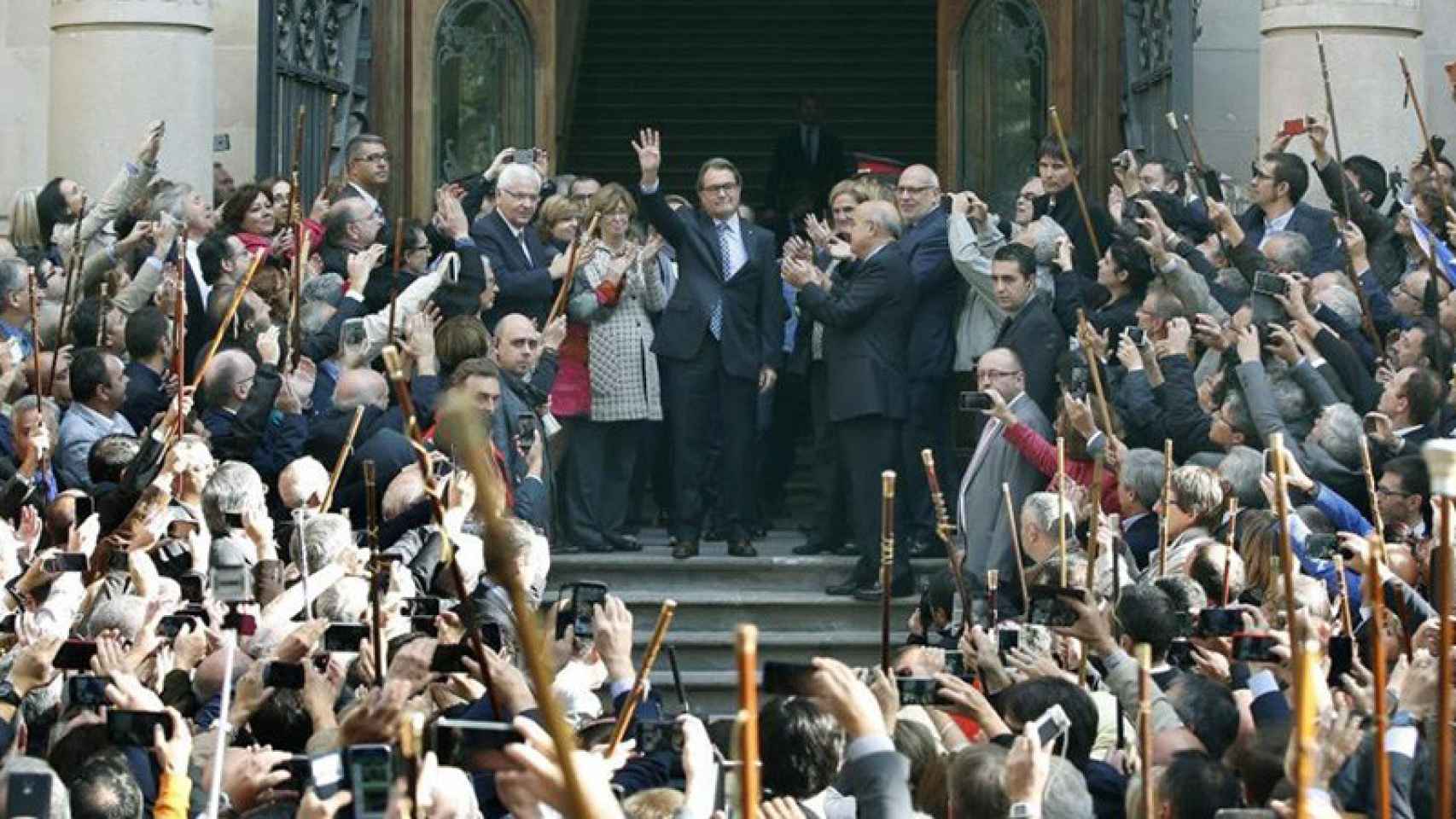 Varapalo a los alcaldes independentistas, que en la imagen, vara en mano, arropan a Artur Mas ante el TSJC / EFE