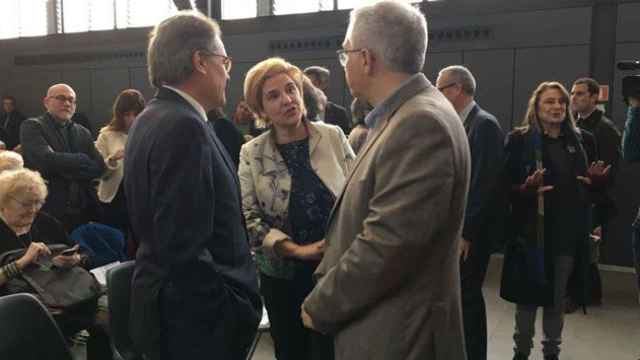 El expresidente de la Generalitat, Artur Mas, charlando con los periodistas Pilar Rahola y Xavier Sardà / CG