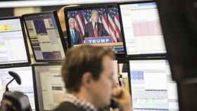Una televisión retransmite el discurso del presidente electo de Estados Unidos Donald Trump en la Bolsa de Fráncfort / EFE