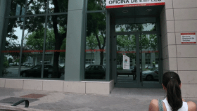 Una desempleada frente a una oficina de empleo de Madrid.