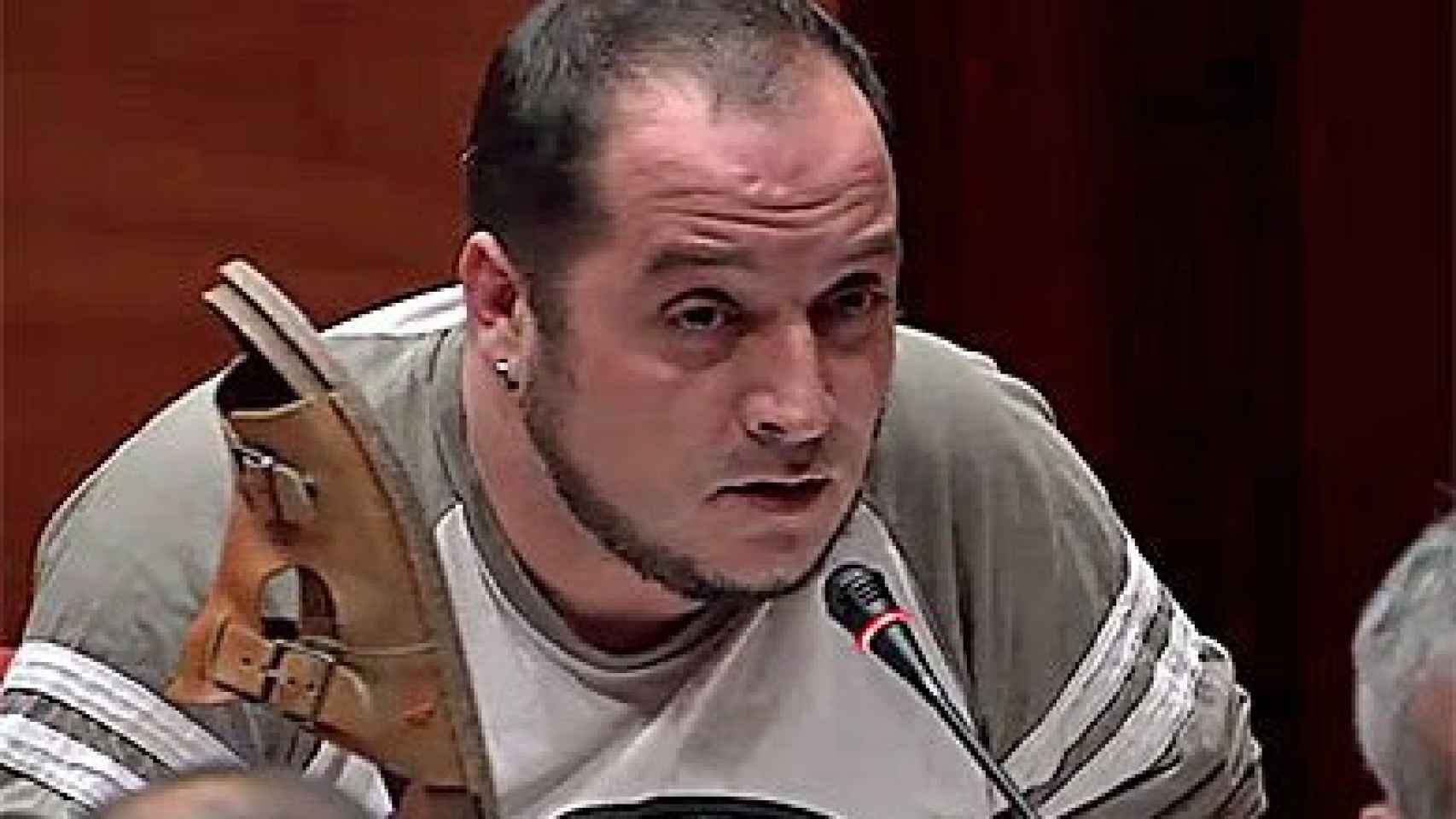 El diputado autonómico de la CUP, David Fernández, en la comisión de investigación en la que 'amenazó' a Rodrigo Rato con una sandalia, en noviembre de 2013