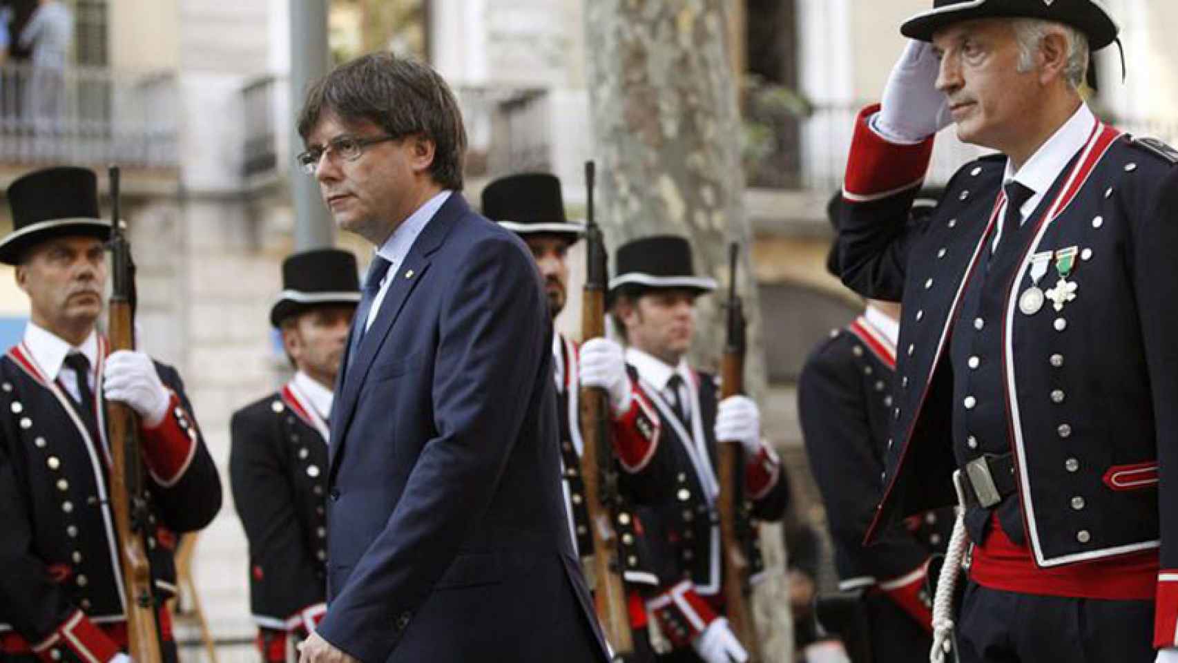 El presidente de la Generalitat, Carles Puigdemont, preside la tradicional ofrenda floral al monumento a Rafael Casanova en la Diada / EFE