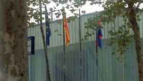 Mástiles de la comisaría de la policía local de Mataró, de los que ha desaparecido la bandera de España por tercera vez en los últimos meses