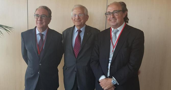 Josep Maria Guinart (d) con Roger Loppacher, presidente del CAC (i), y el presidente del Conseil Supérieur de l’Audiovisuel francés, Olivier Schrameck / CAC