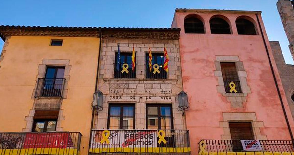 Todas las banderas (europea, española, catalana y municipal) ondean en el Ayuntamiento de Torroella de Montgrí / CCMA