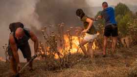 Los vecinos de Pont de Vilorama participan en las labores de extinción del incendio que ha afectado a decenas de casas de River Park / LORENA SOPENA - EUROPA PRESS