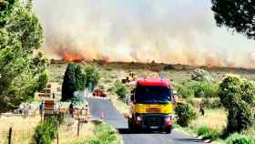 Los bomberos trabajan en un incendio en la Cataluña Norte que ha quemado más de 1.000 hectáreas / Prefecto de los Pirineos Orientales