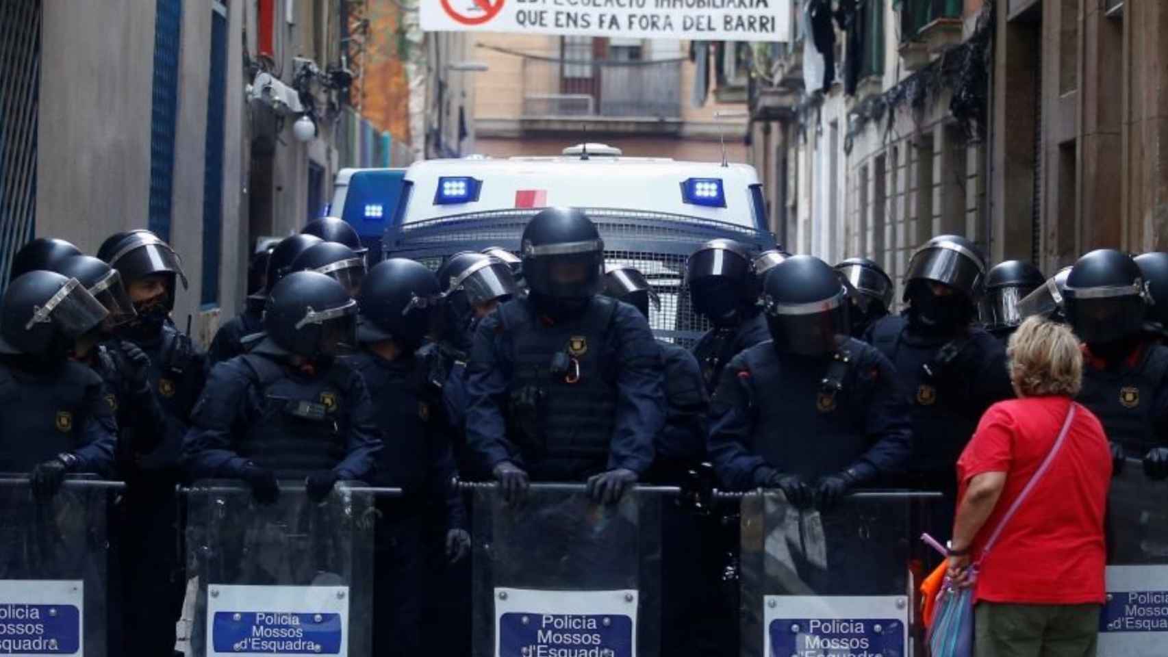 Línea policial durante uno de los desahucios en Barcelona / QUIQUE GARCIA (EFE)