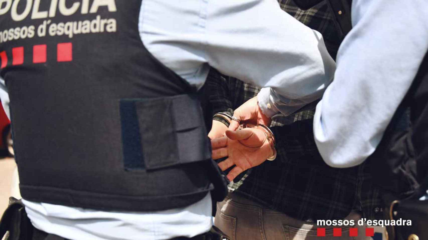 Los mossos detienen a cuatro sujetos en Tarragona por usurpar la identidad de otras personas para hacer compras online / MOSSOS