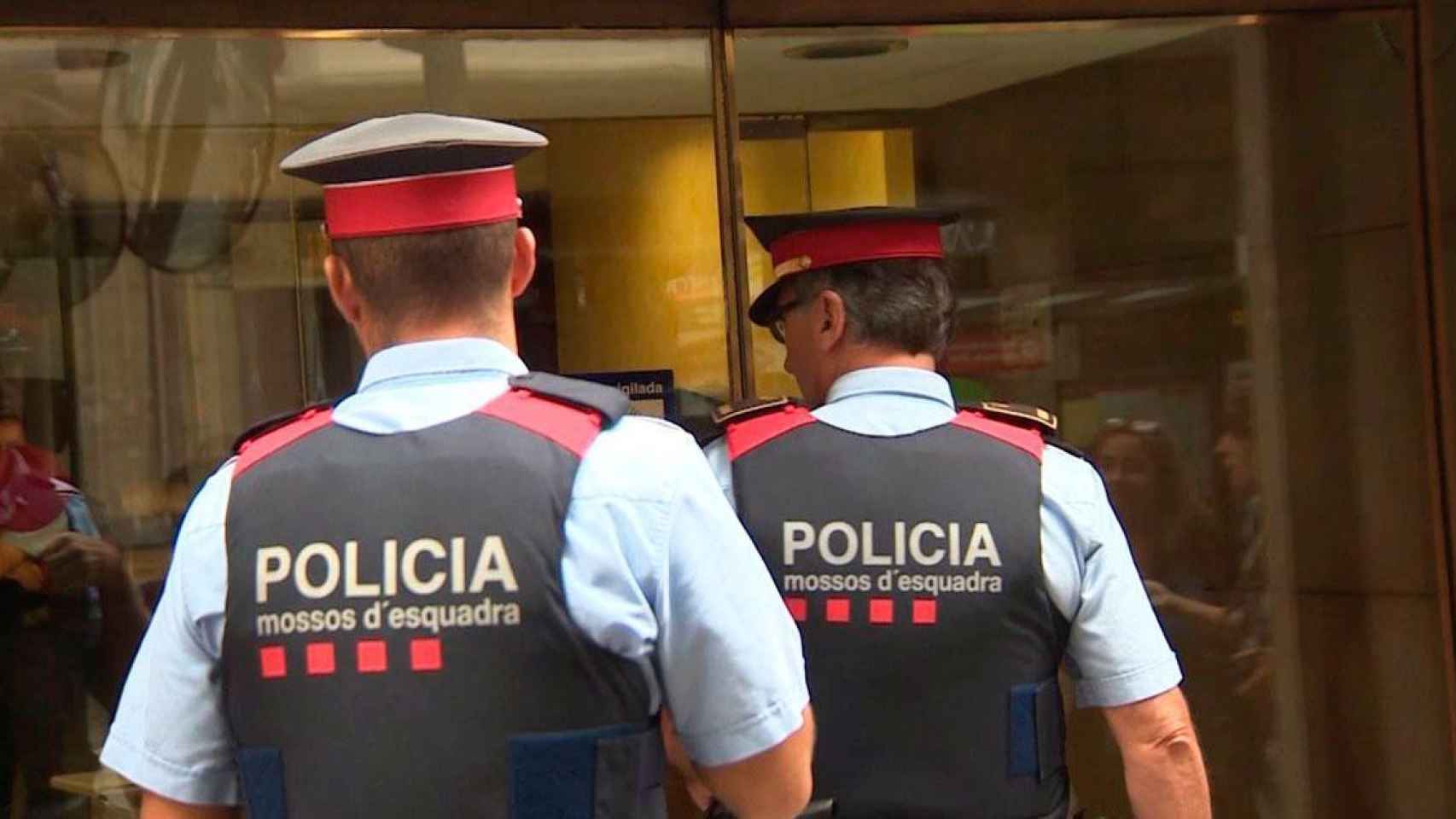Agentes de los Mossos, como los que buscan a los autores de una agresión homófoba en Mataró / MOSSOS