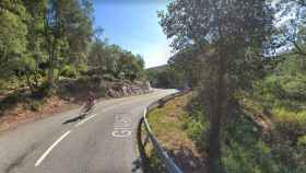Una ciclista en la carretera GIV-6703 a su paso por Quart (Girona) / GOOGLE STREET VIEW