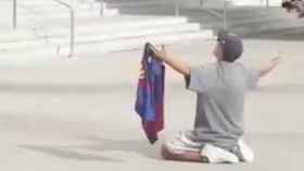Un aficionado del Barça llora la marcha de Leo Messi ante el Camp Nou / TWITTER