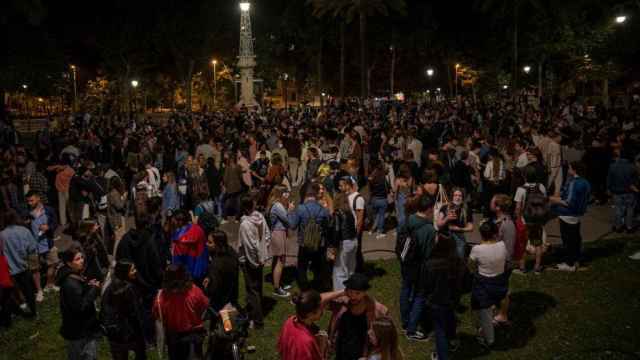 Centenares de jóvenes reunidos y en ambiente festivo, en una calle de Barcelona, durante la primera noche sin el estado de alarma / EP