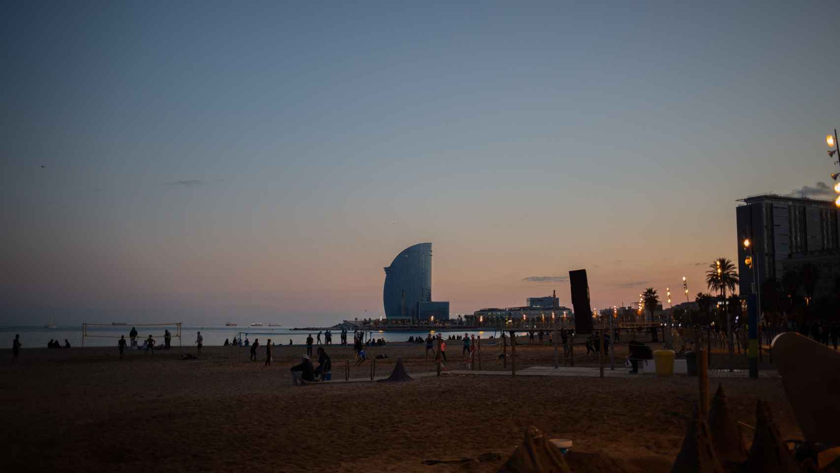 Cielos con sol y alguna nube puntual durante el amanecer en una playa de Barcelona / EUROPA PRESS