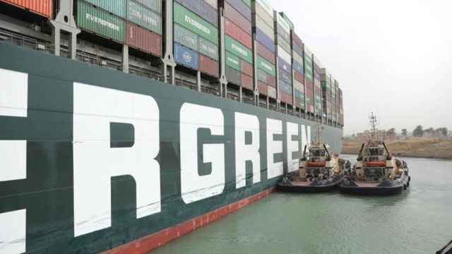 El Ever Given, el carguero que ha provocado la suspensión de la navegación en el Canal de Suez / EFE