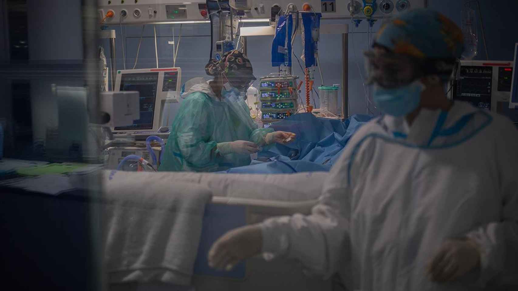 Un día en la uci del Hospital del Mar de Barcelona / DAVID ZORRAKINO - EUROPA PRESS