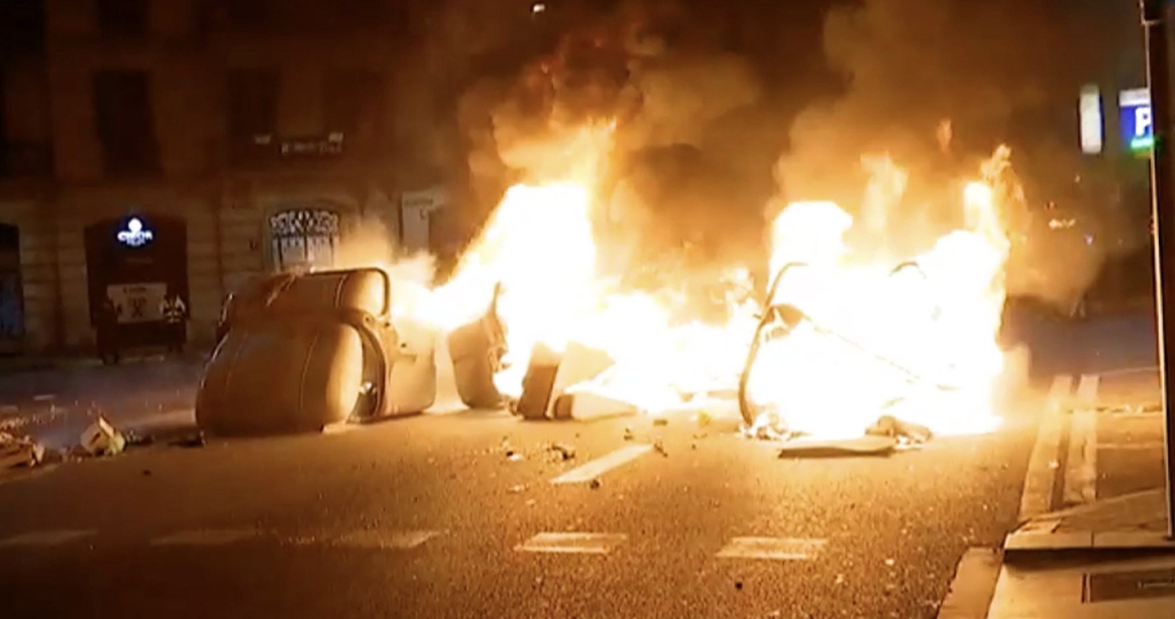 Contenedores en llamas durante la segunda noche de disturbios en Barcelona por Hasél / PABLO MIRANZO