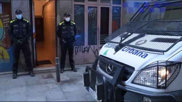 Agentes de la Guardia Urbana en otra operación contra la venta de droga / EUROPA PRESS