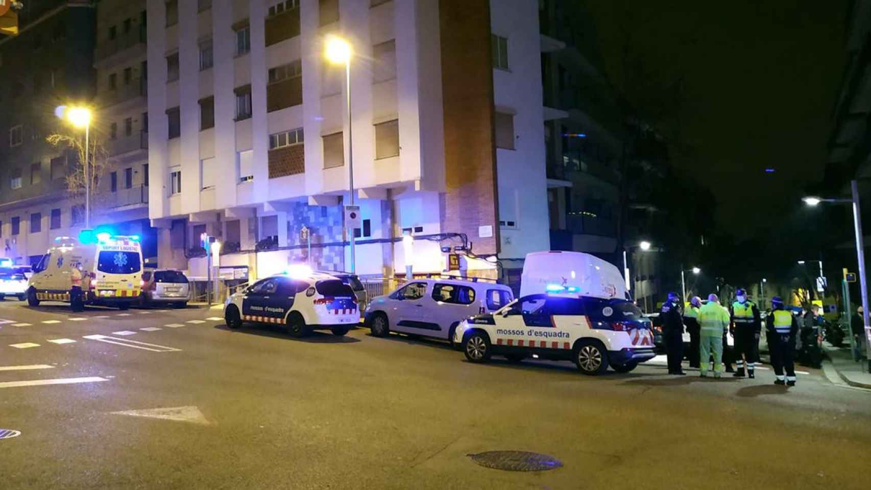 Sanitarios y policías en el lugar del apuñalamiento, en calle Telègraf con ronda del Guinardó de Barcelona / CCMA