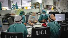 Los sanitarios se organizan en la UCI del hospital Sant Pau, donde atienden a pacientes con coronavirus en Cataluña / EP
