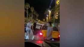 Jóvenes asaltan a un turista en un taxi de Barcelona / TWITTER