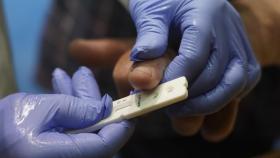 Una persona se somete a un test rápido del coronavirus / EP