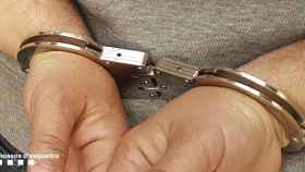 Los Mossos d'Esquadra detienen a un hombre acusado de robar las pertenencias a su cita por internet / MOSSOS