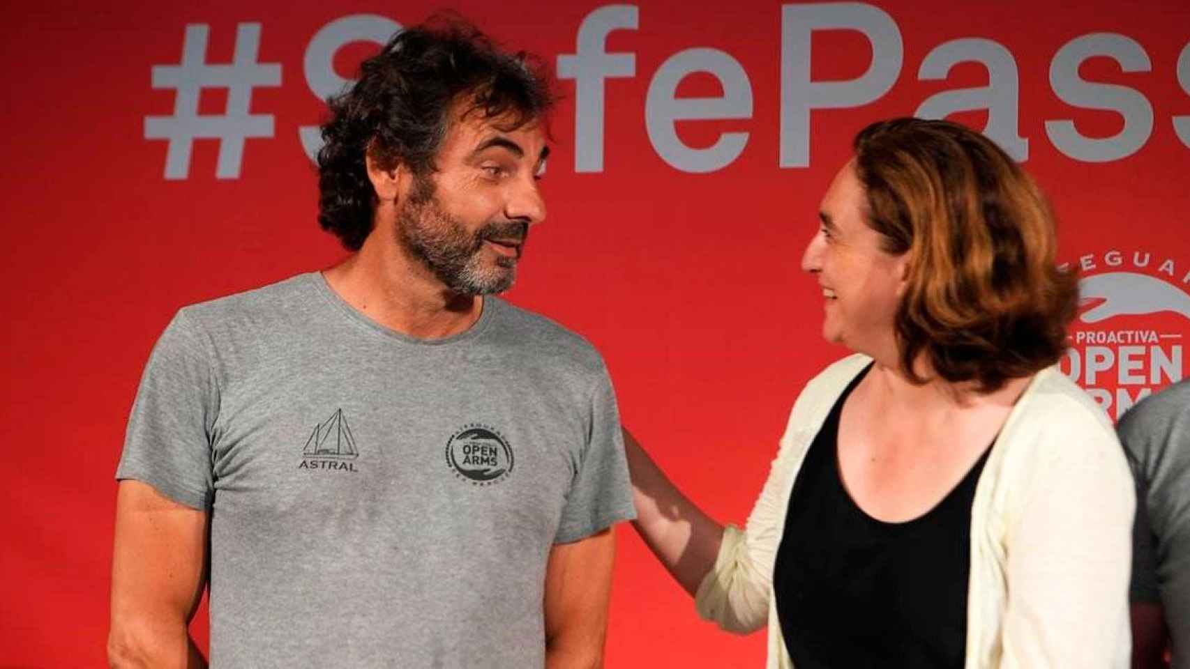 Oscar Camps, fundador de Open Arms, con Ada Colau, alcaldesa de Barcelona / EFE