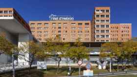 Hospital Vall d'Hebron de Barcelona, donde han sido trasladadas la mujer y su hija tras el ataque con ácido / EFE