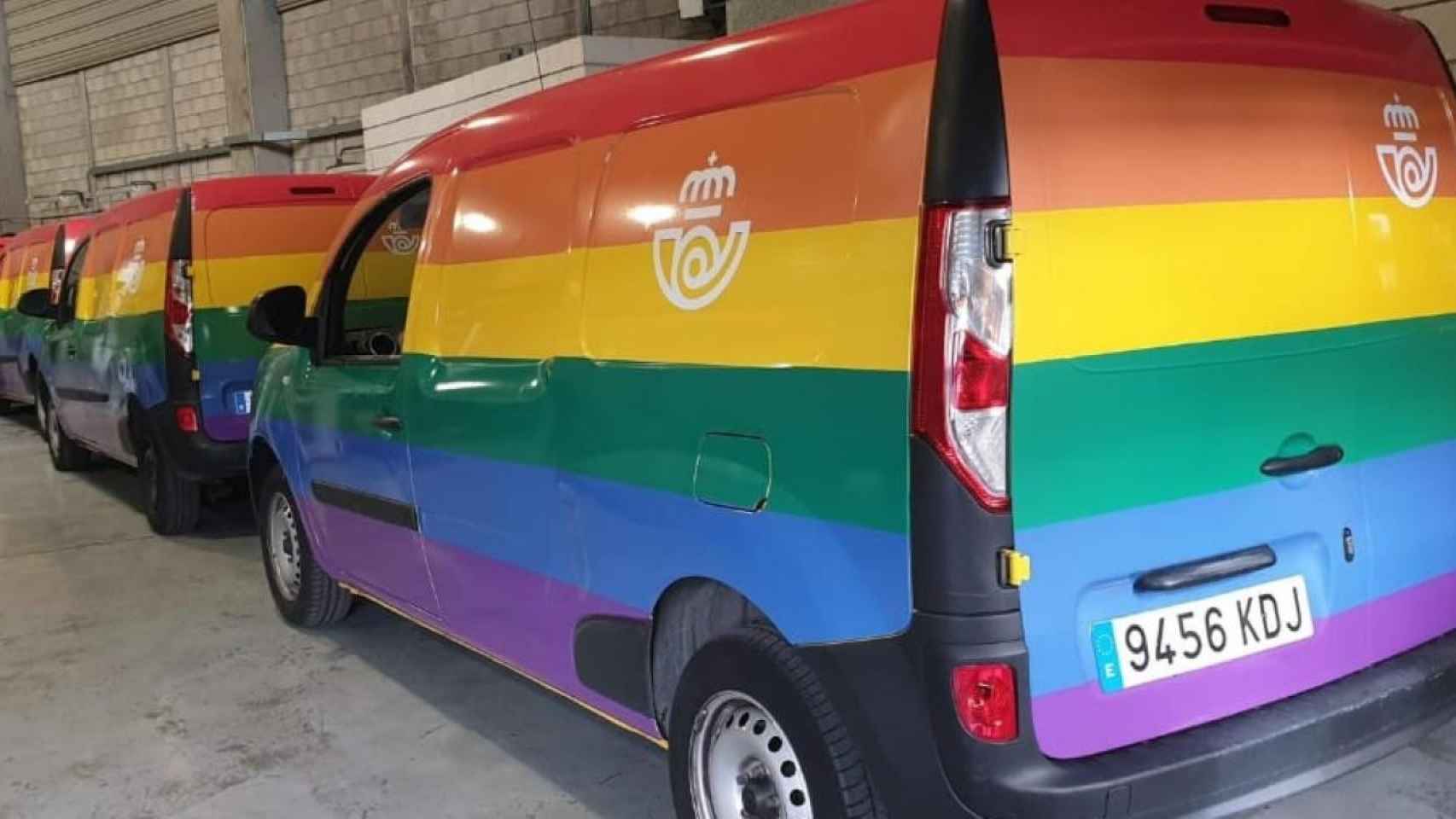 Las furgonetas de Correos, pintadas de arcoíris por su campaña en homenaje al colectivo LGTBI / TWITTER