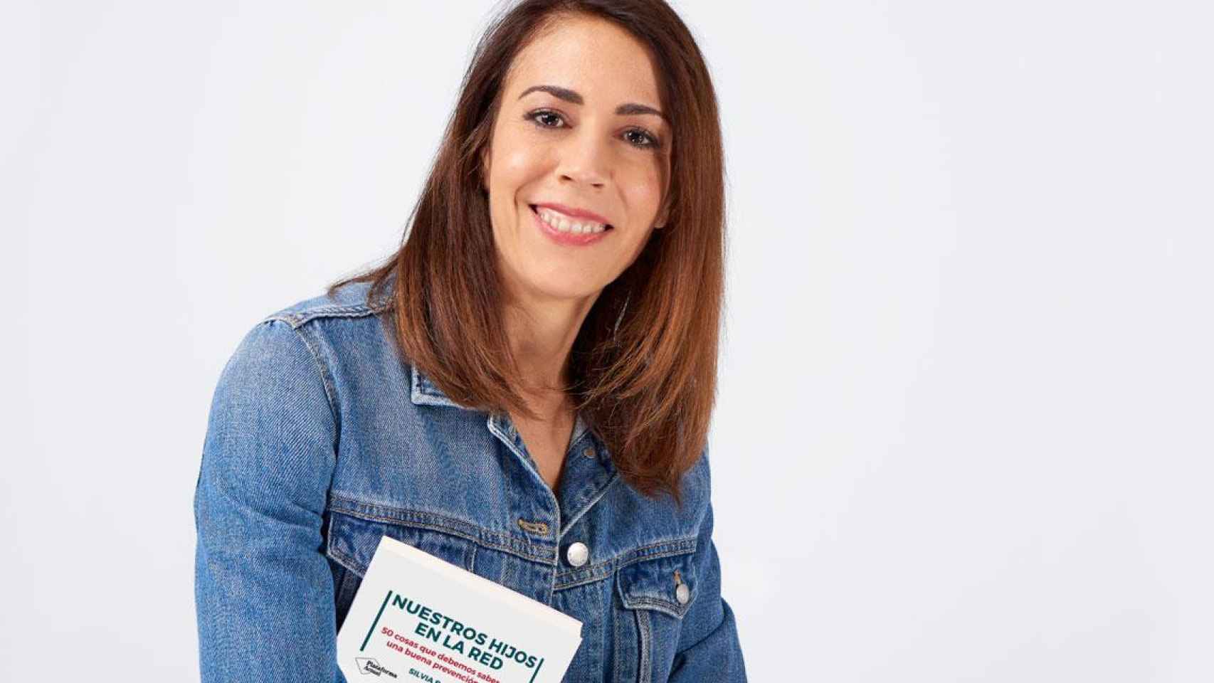 Silvia Barrera, inspectora de policía, sostiene su libro 'Nuestros hijos en la red' / JR POZOS