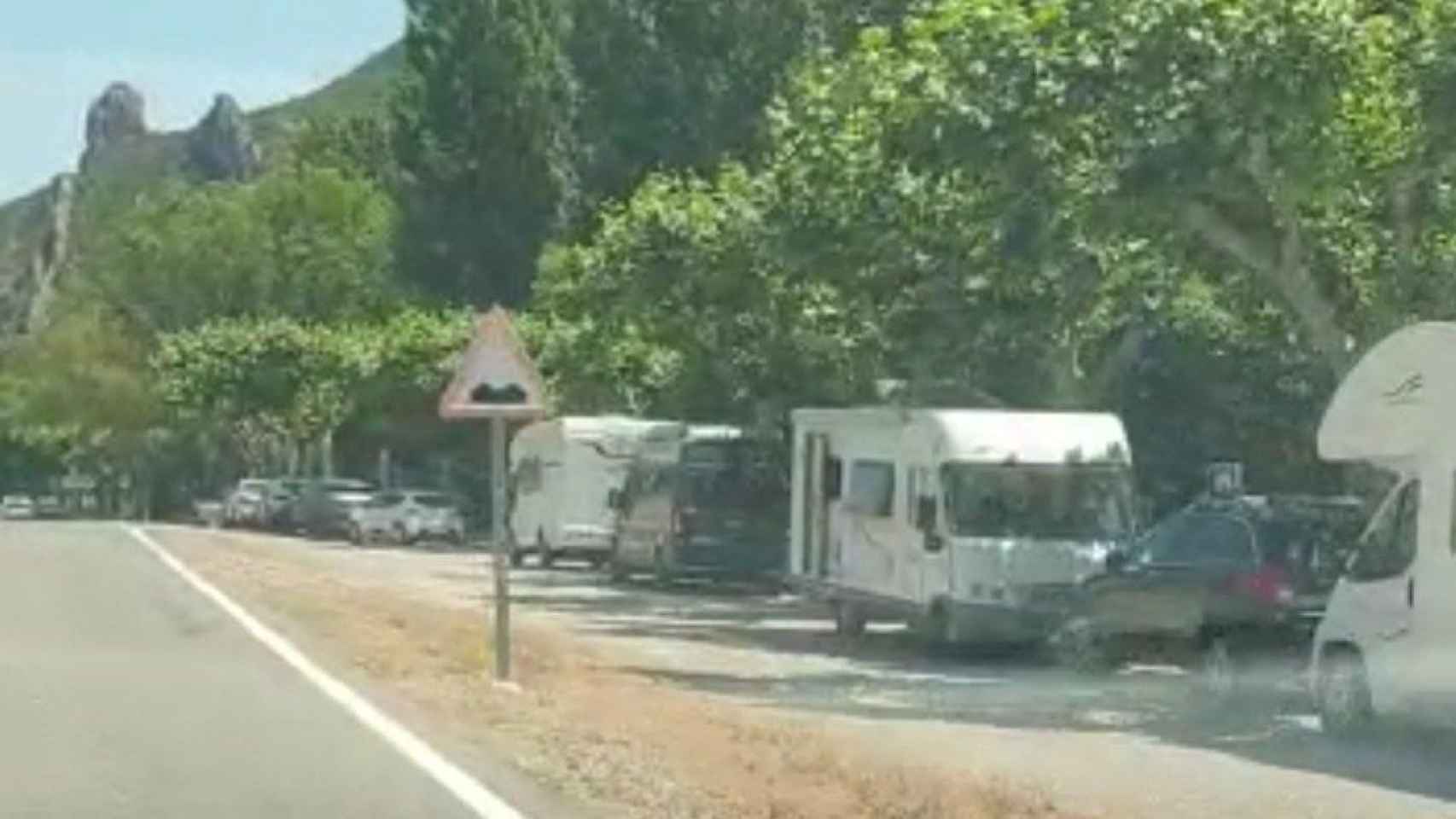 Autocaravanas y furgonetas en Camarasa (Lleida) / TWITTER