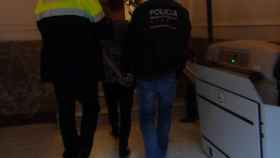 Agentes de Mossos con uno de los detenidos por asaltar domicilios en Cataluña / MOSSOS