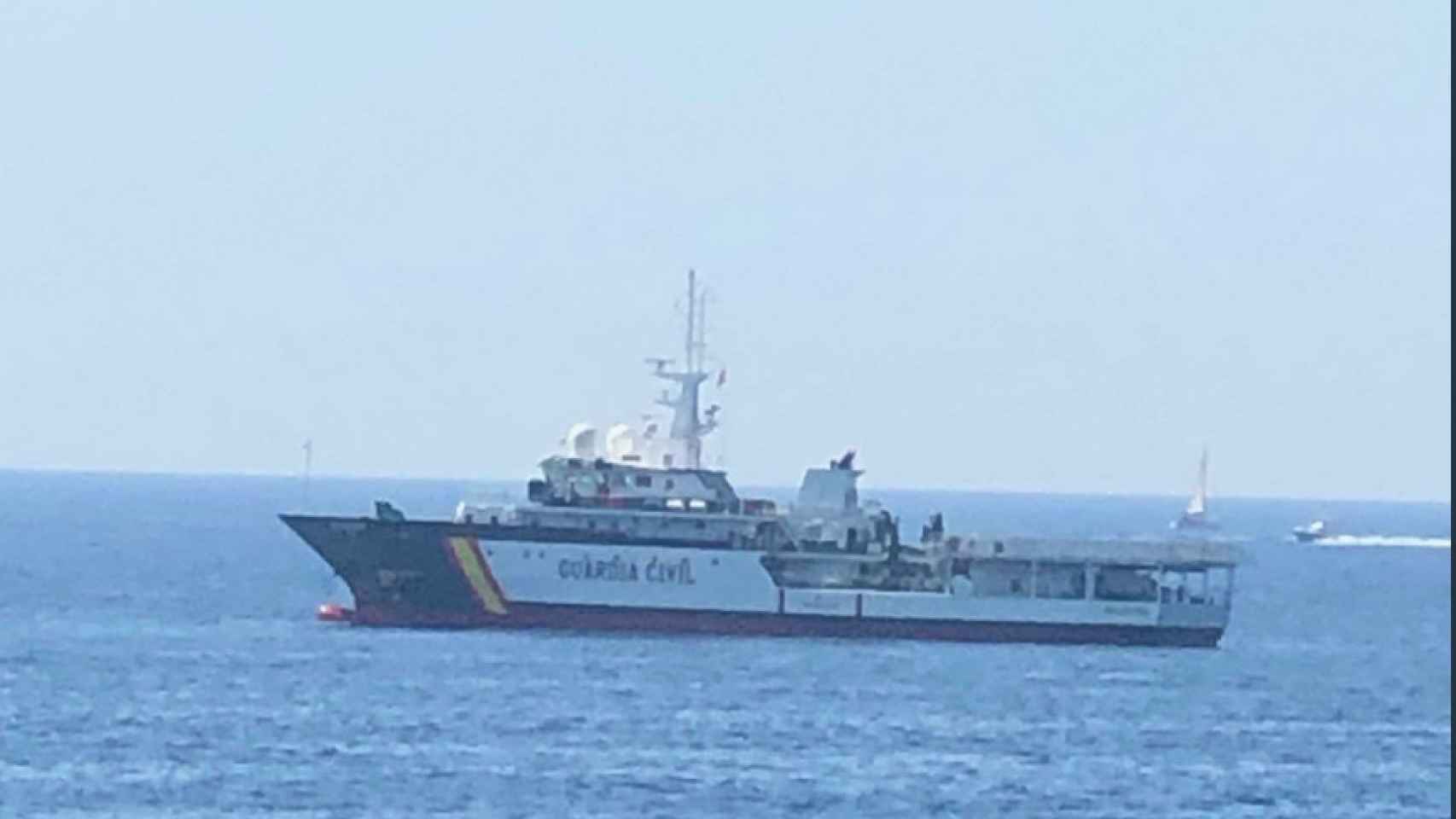 Un barco de la Guardia Civil en la costa de Palamós / @Annuska34