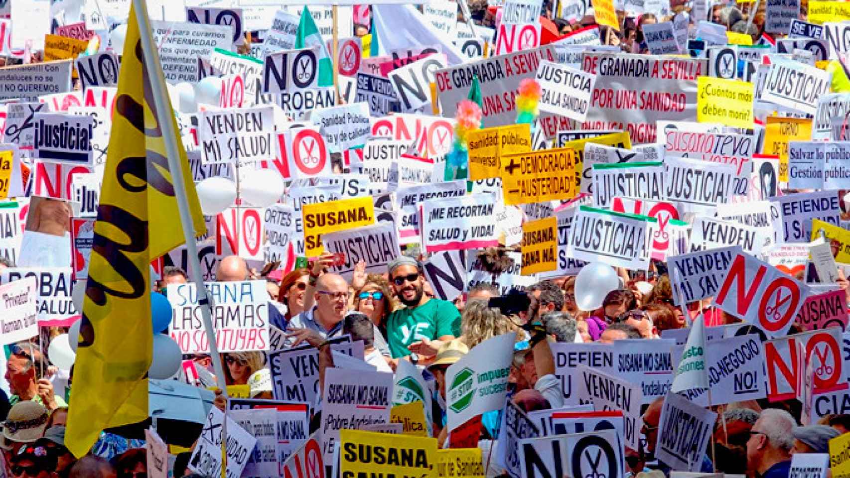Justicia por la Sanidad, presidida por Spiriman (centro), en una marcha en Sevilla / EFE
