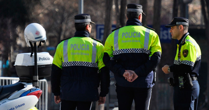 Tres agentes de la Guardia Urbana durante una patrulla rutinaria en las calles de Barcelona / EFE
