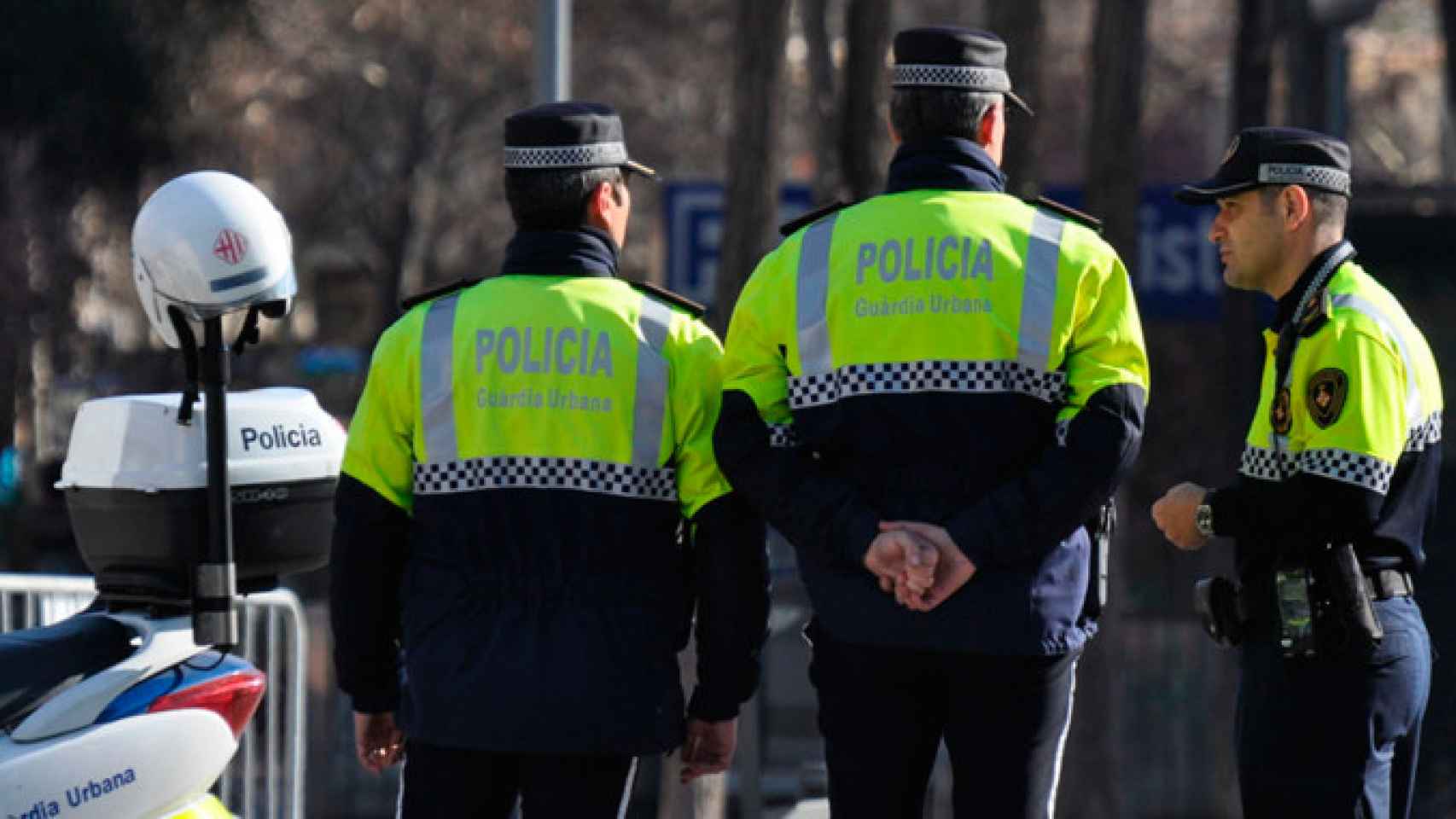 Tres agentes de la Guardia Urbana durante una patrulla rutinaria en las calles de Barcelona / EFE