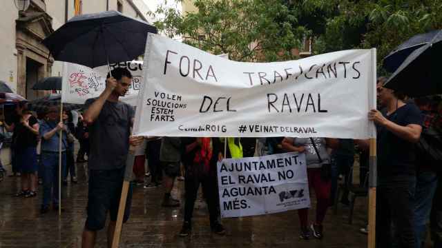 Vecinos en una manifestación contra los narcopisos en el barrio del Raval, cuyo deterioro recuerda a la situación de la Barcelona de los ochenta / CG