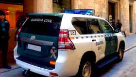 Un coche de la Guardia Civil frente el Ayuntamiento de Girona durante el registro por la trama del agua / TWITTER