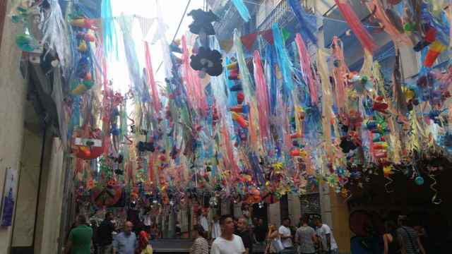 Una calle decorada en las Fiestas de Gràcia / CG
